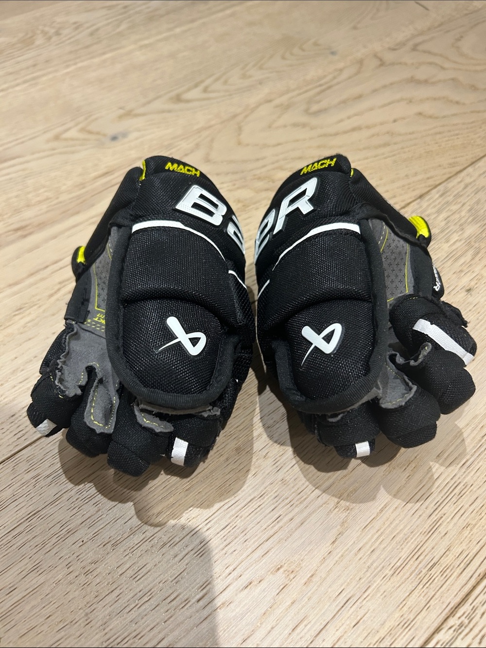 BAUER Black and White Hockey Gloves - Supreme Series - Picture 2 of 2